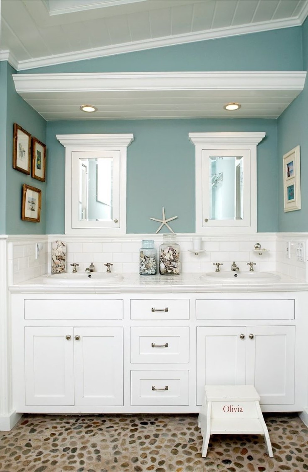 mini-white-starfish-display-mixed-with-adorable-pebble-stone-tile-floor-in-blue-seaside-bathroom-ideas