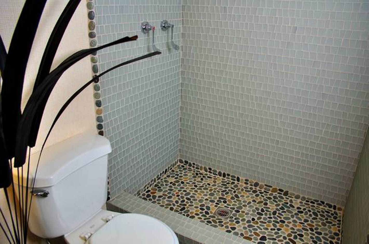 shower-rock-pebble-floor