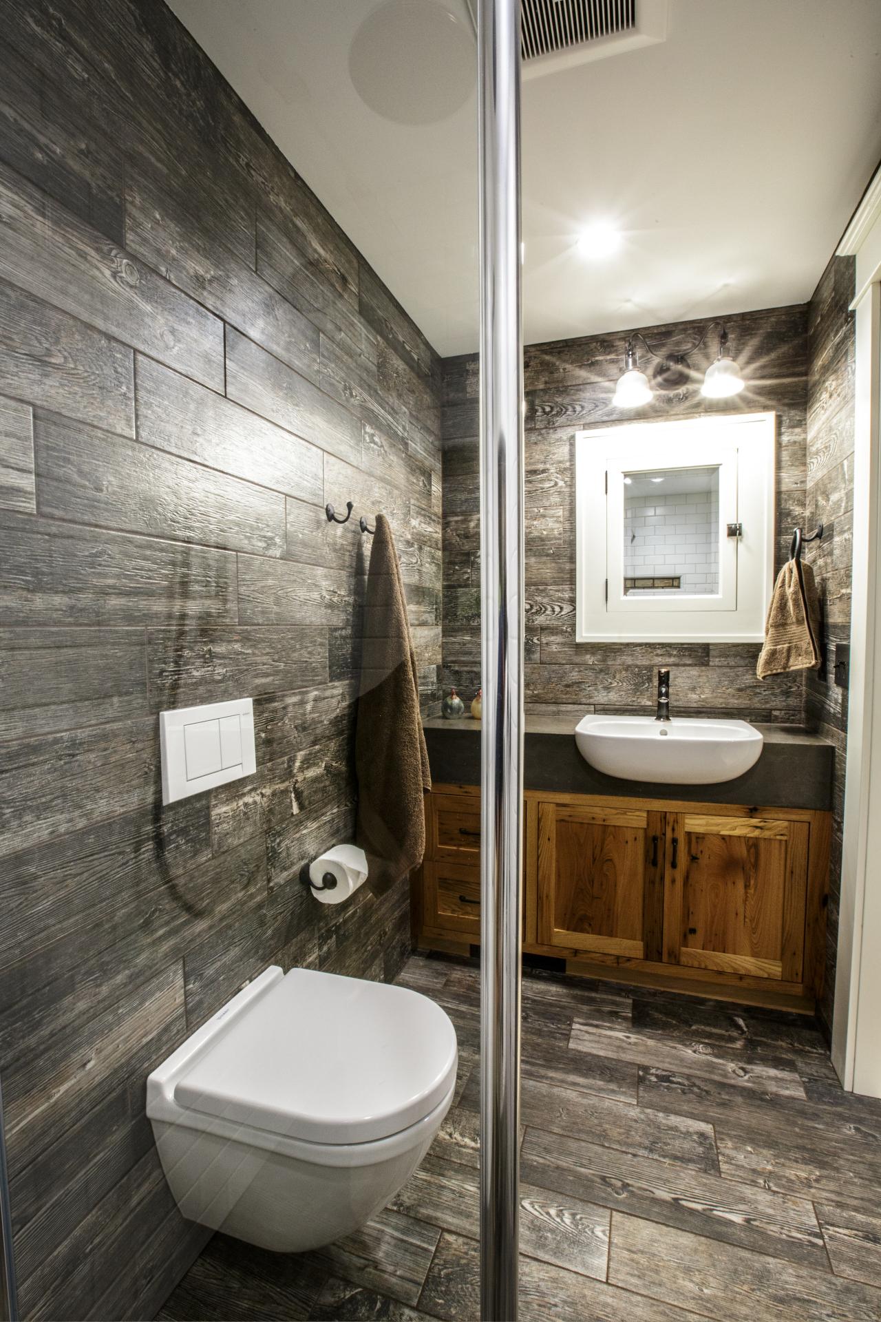 5-129-2015_HarrisonBath_d.jpg.rend.hgtvcom.1280.1920