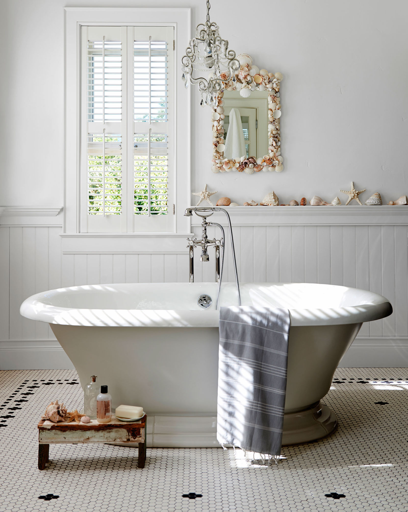 Amazing-California-Farmhouse-Bathroom-Design