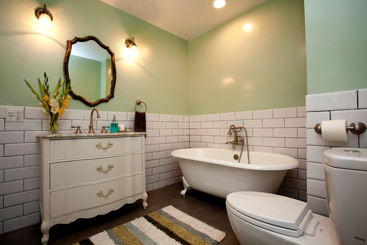 BP_HHURT212_mint-green-bathroom_4x3.jpg.rend.hgtvcom.1280.853