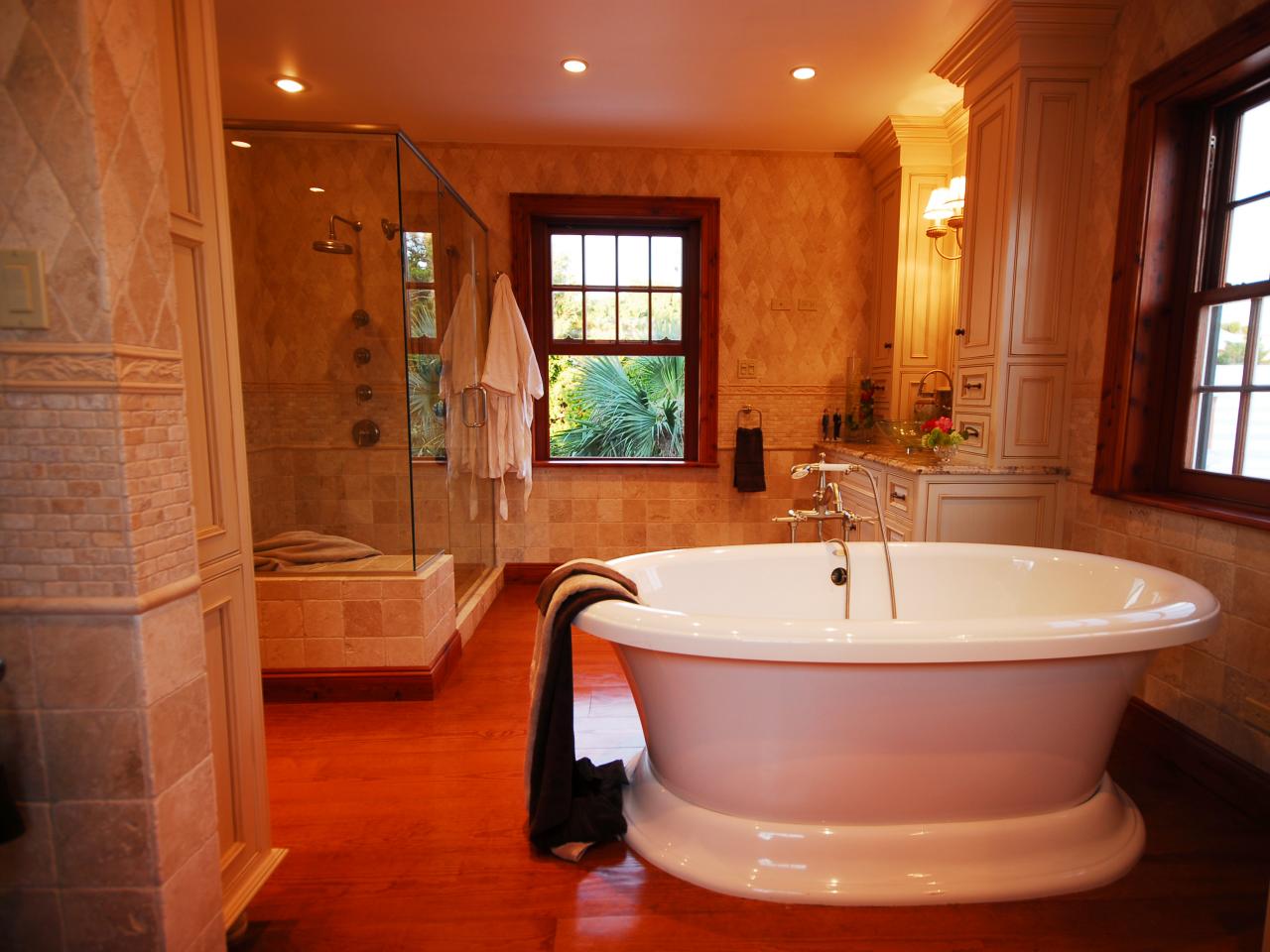 DP_Gladys-Schanstra-freestanding-bathtub_s4x3.jpg.rend.hgtvcom.1280.960