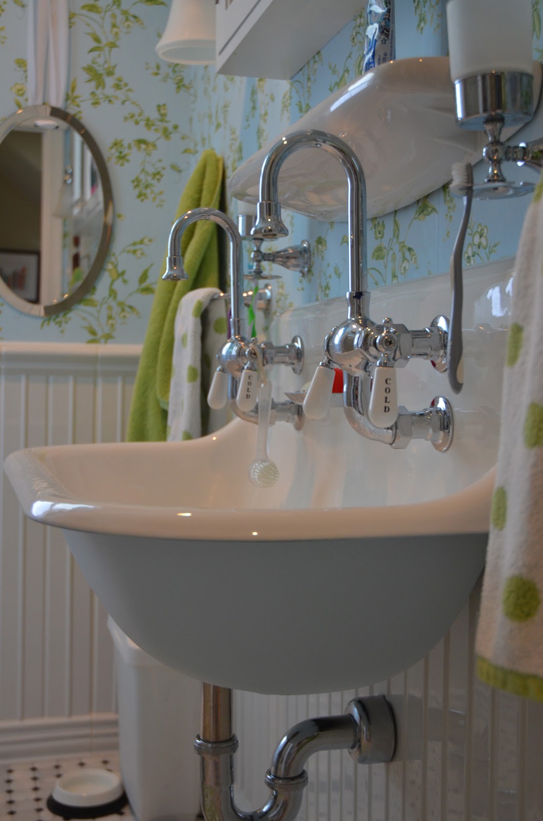 Farmhouse-bathroom-sink-vintage