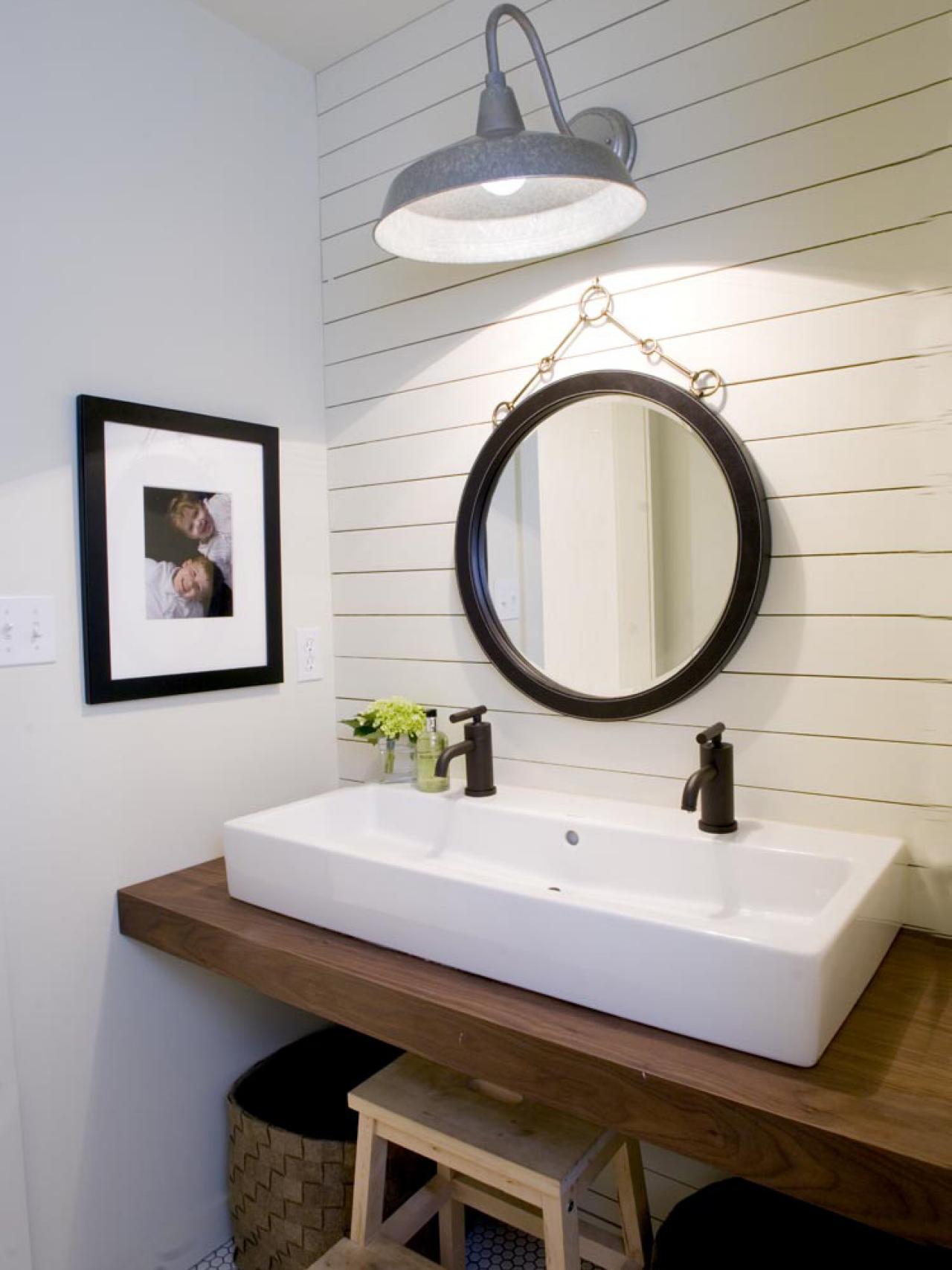 RMS-dwanderson_modern-farmhouse-bathroom_s3x4.jpg.rend.hgtvcom.1280.1707