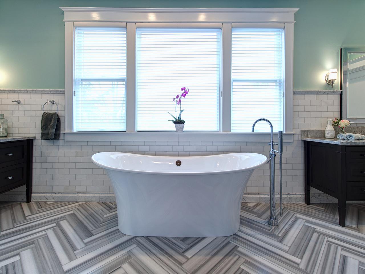 RS_Joni-Spear-gray-black-white-electic-bathroom-tub-window_h.jpg.rend.hgtvcom.1280.960