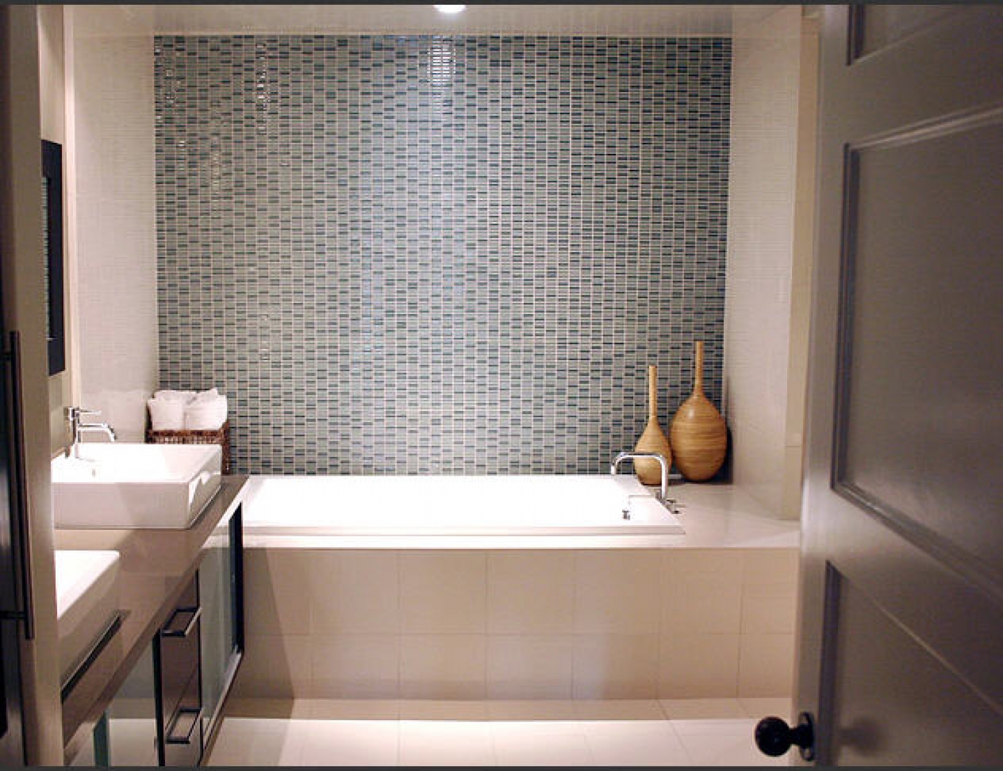 Small-space-modern-bathroom-tile-design-ideas