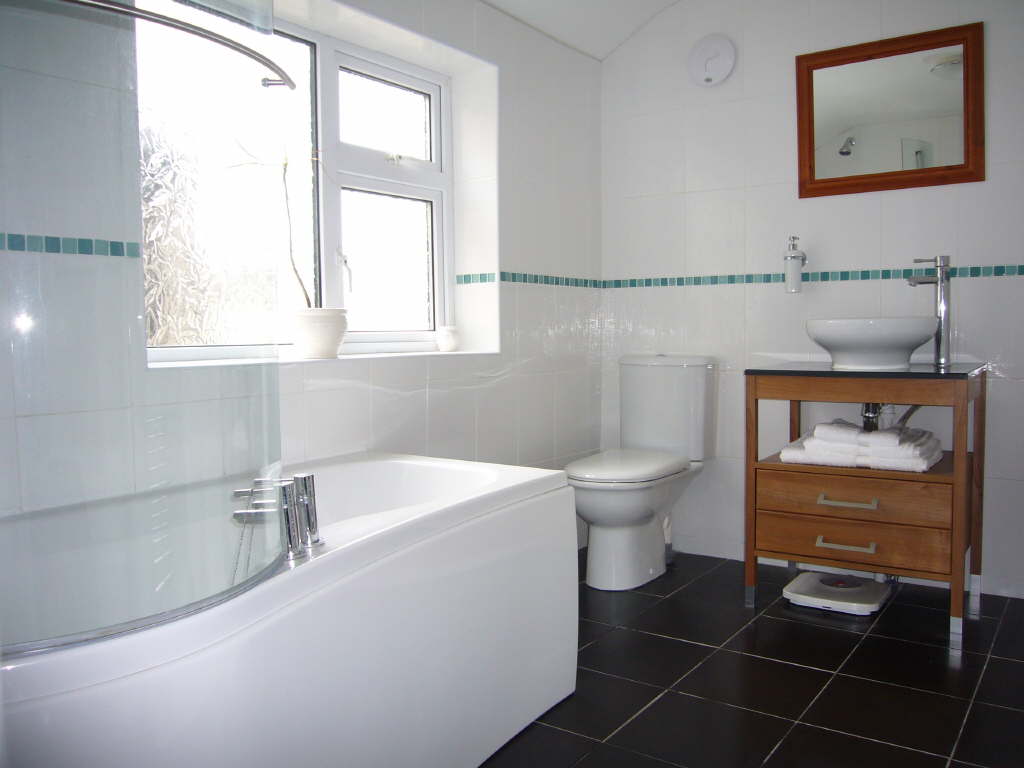 astounding-small-modern-white-bathroom-design-style-with-dark-floor-tile-feats-wooden-vanities