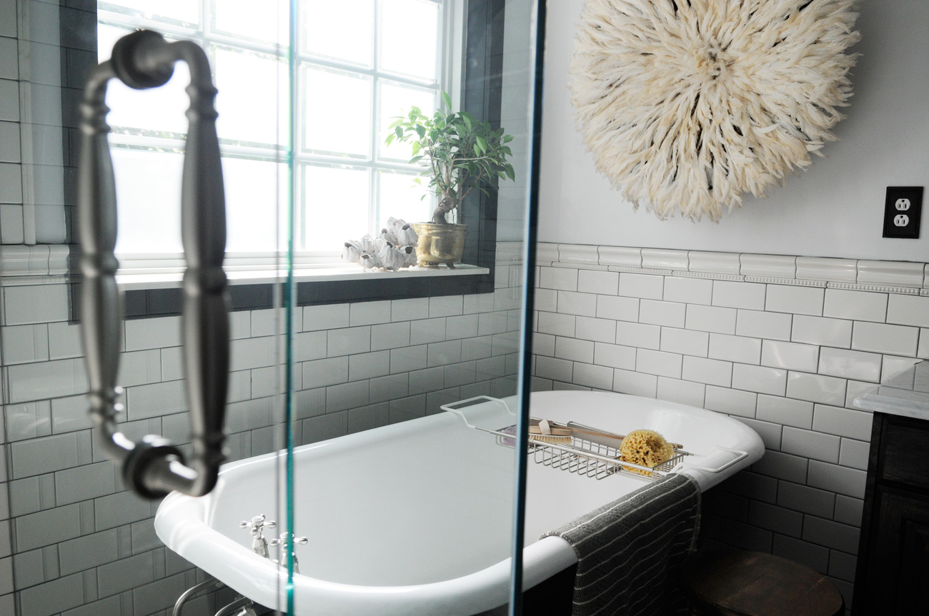 bathroom-cool-clawfoot-tub-bathroom-ideas-with-glass-stall-door-design-and-subway-tiles-also-fascinating-round-fur-wall-decorative-sleek-and-tidy-clawfoot-tub-bathroom-ideas