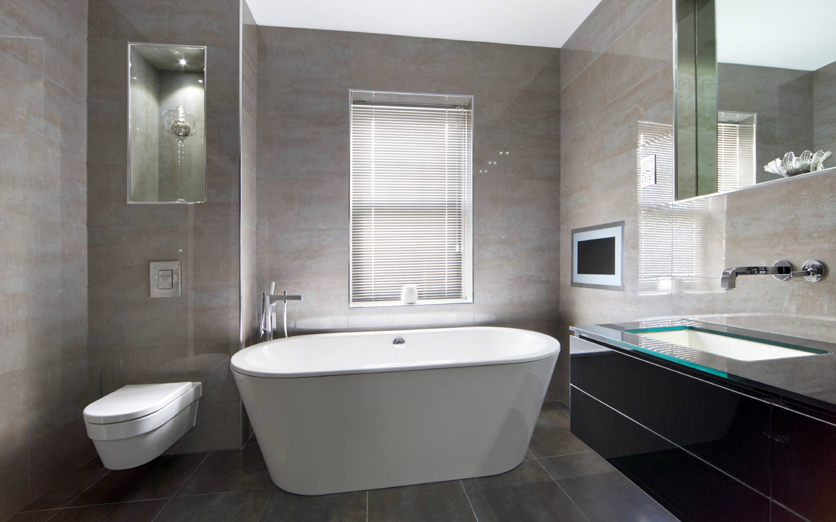 bathroom-wonderful-modern-black-and-white-bathroom-decoration-using-black-mirrored-bathroom-vanity-including-modern-floor-standing-white-ceramic-bathtub-and-light-gray-high-end-bathroom-tile-interact