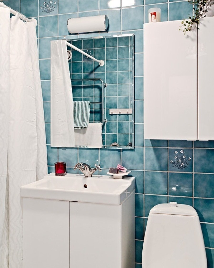 blue-ceramic-wall-combine-with-white-shower-curtain-and-mini-white-sink-plus-bathroom-cabinet-with-decorative-small-wall-hook