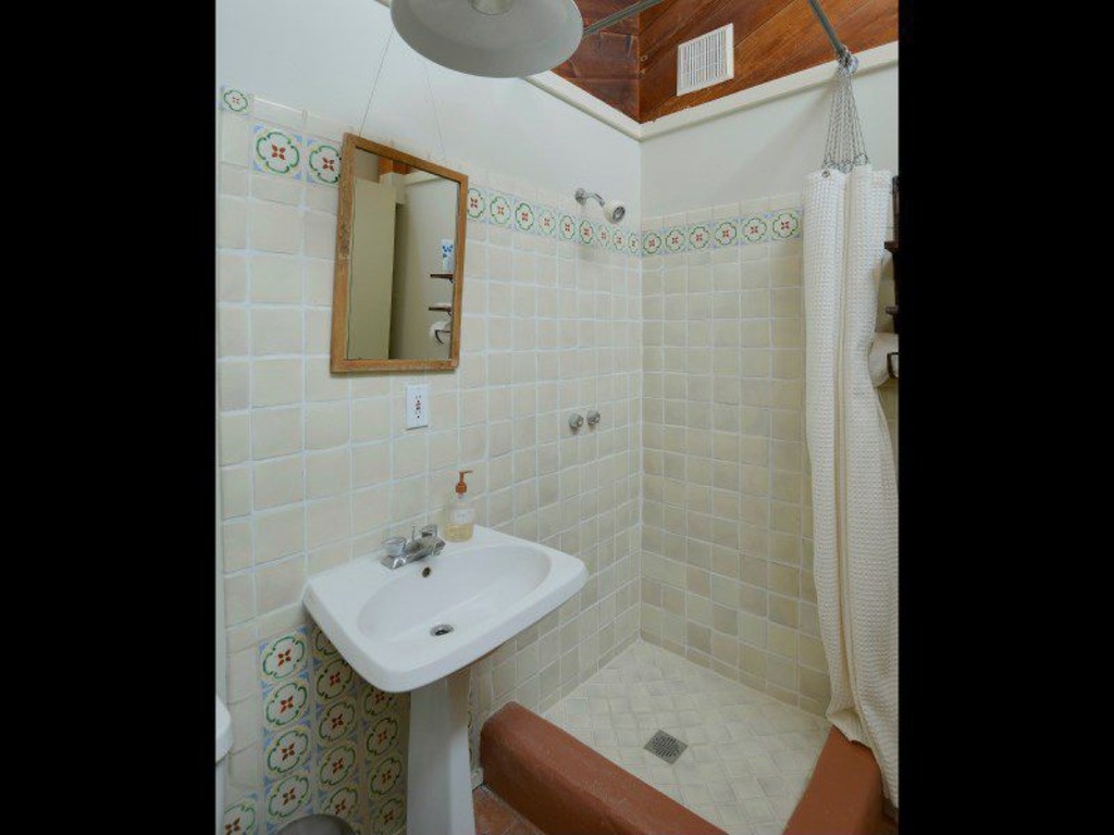 mediterranean-3-4-bathroom-with-pedestal-sink-i_g-ISludxtbbxw6ts0000000000-DXBfi