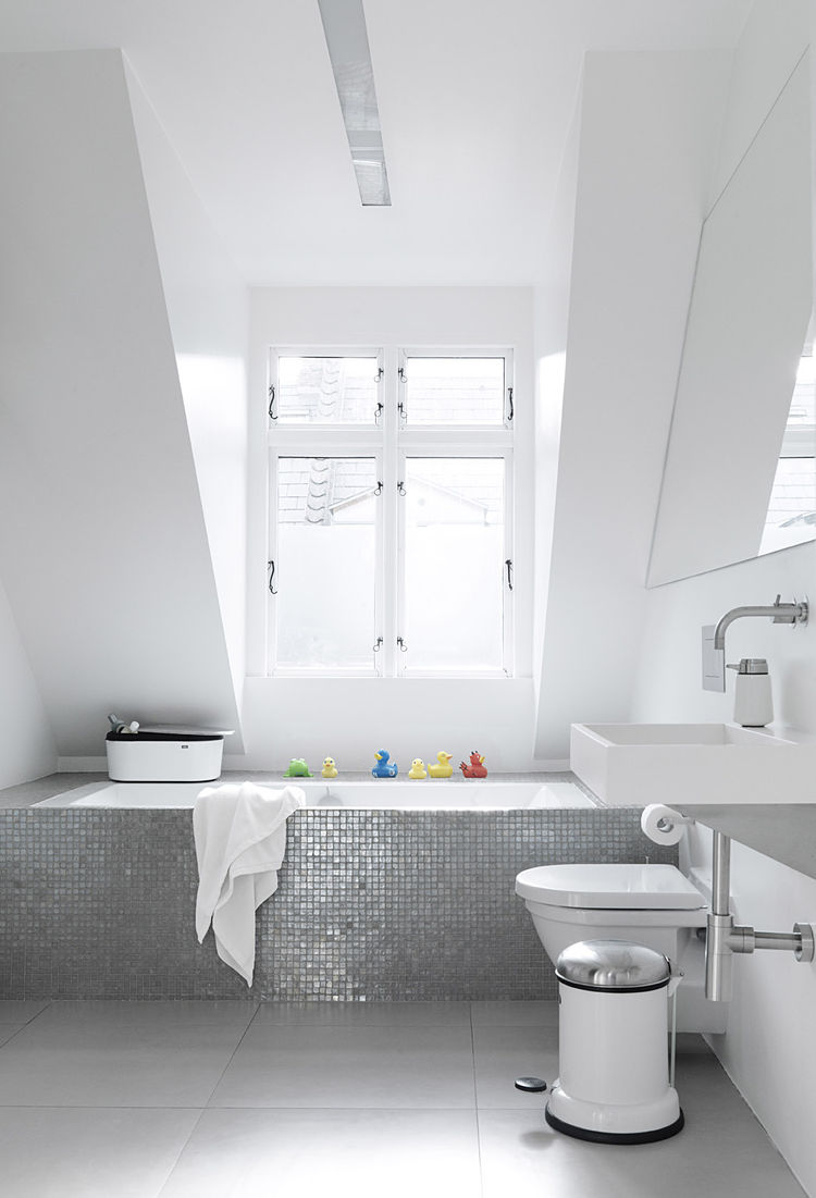 monochromatic_copenhagen_townhouse_bathroom