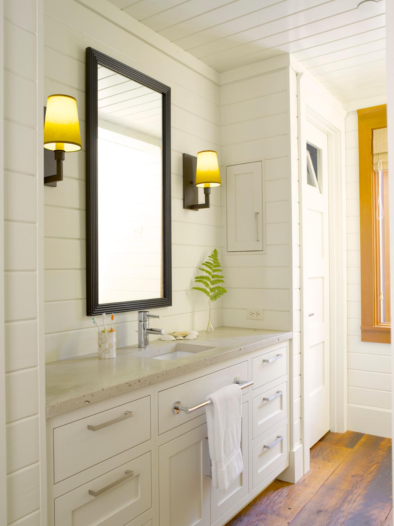 Bosworth-Hoedemaker_Maury-Island_Vanity.jpg.rend.hgtvcom.1280.1707