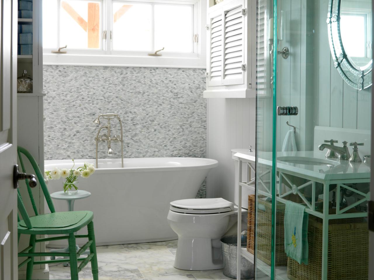 HSSUH103_bathroom-marble-floor-slipper-tub-venetian-mirror_s4x3.jpg.rend.hgtvcom.1280.960