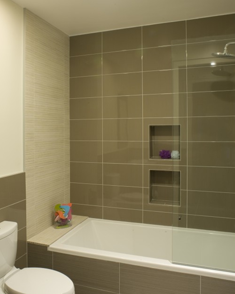 Modern-Small-Bathroom-Design-with-Grey-Wall-and-Large-Bathub